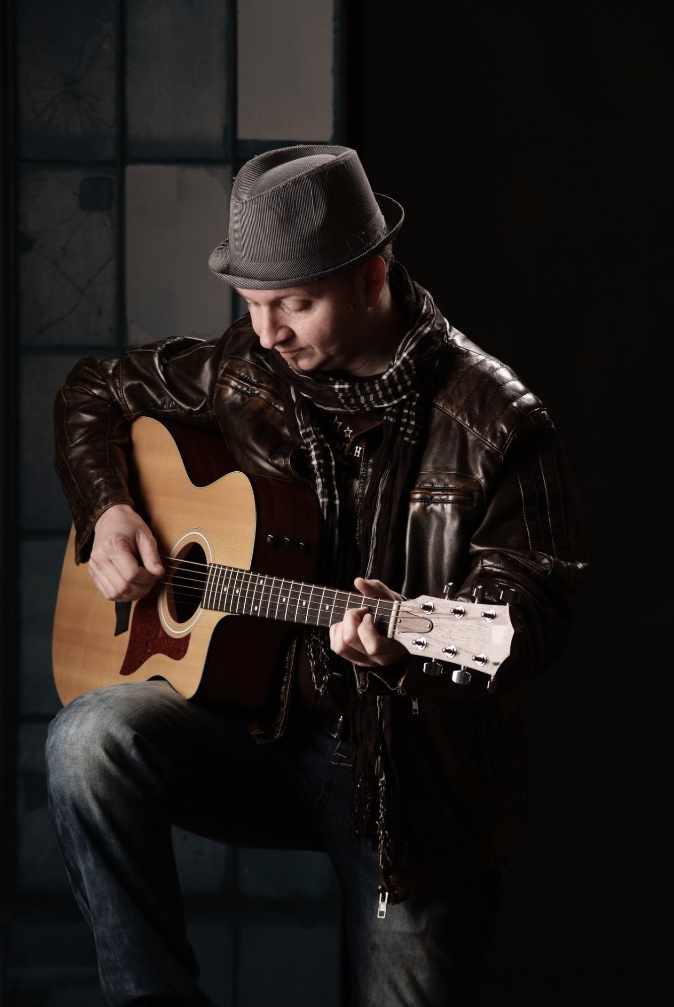 Thomas Hansen spielt Akustikgitarre