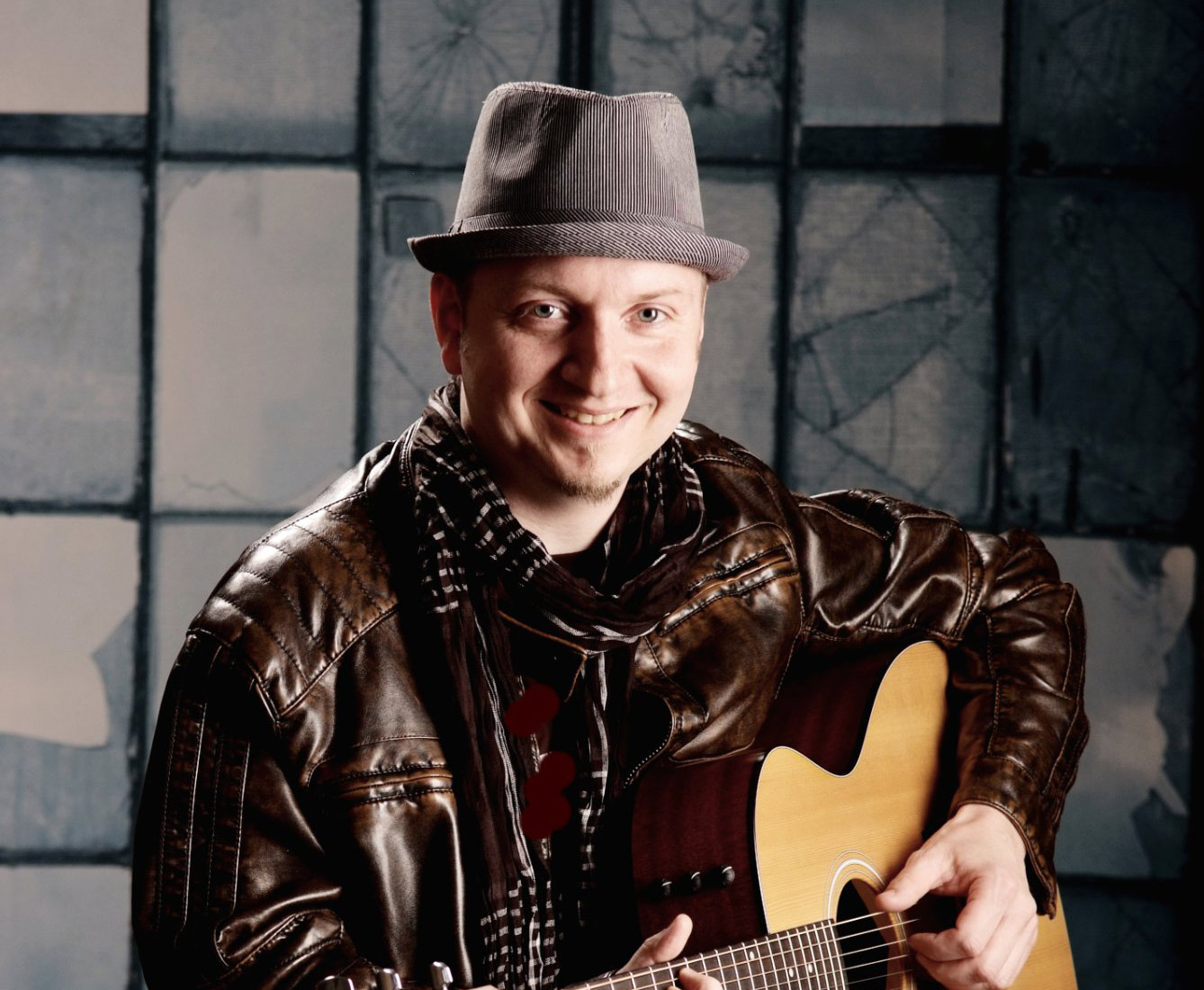 Thomas Hansen spielt Akustikgitarre